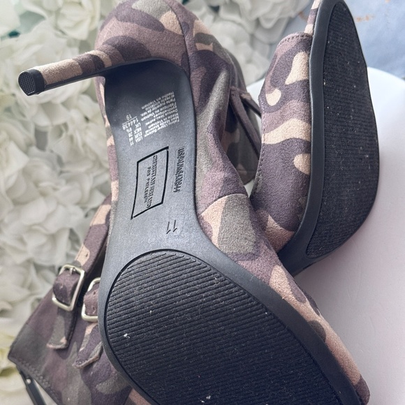 Camo heels size 11 - Picture 4 of 4